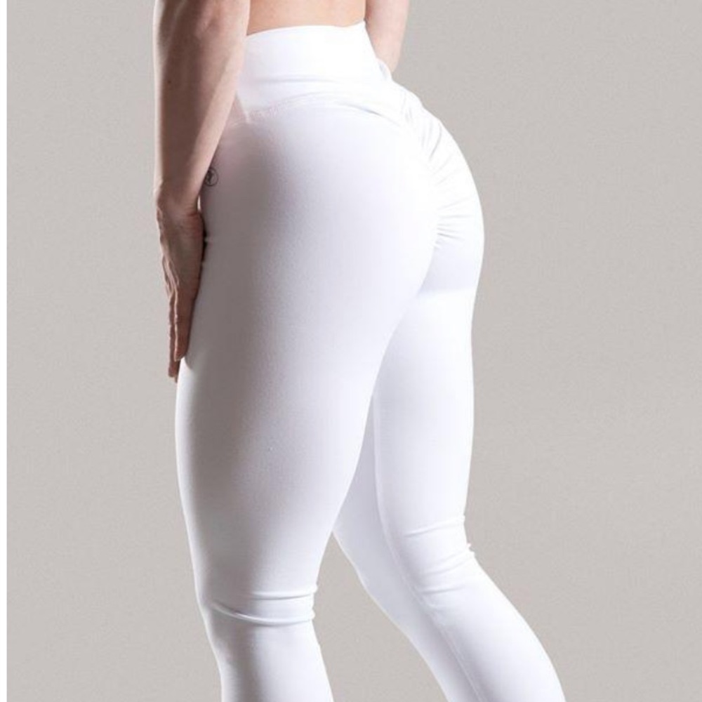 White full scrunch butt leggings!